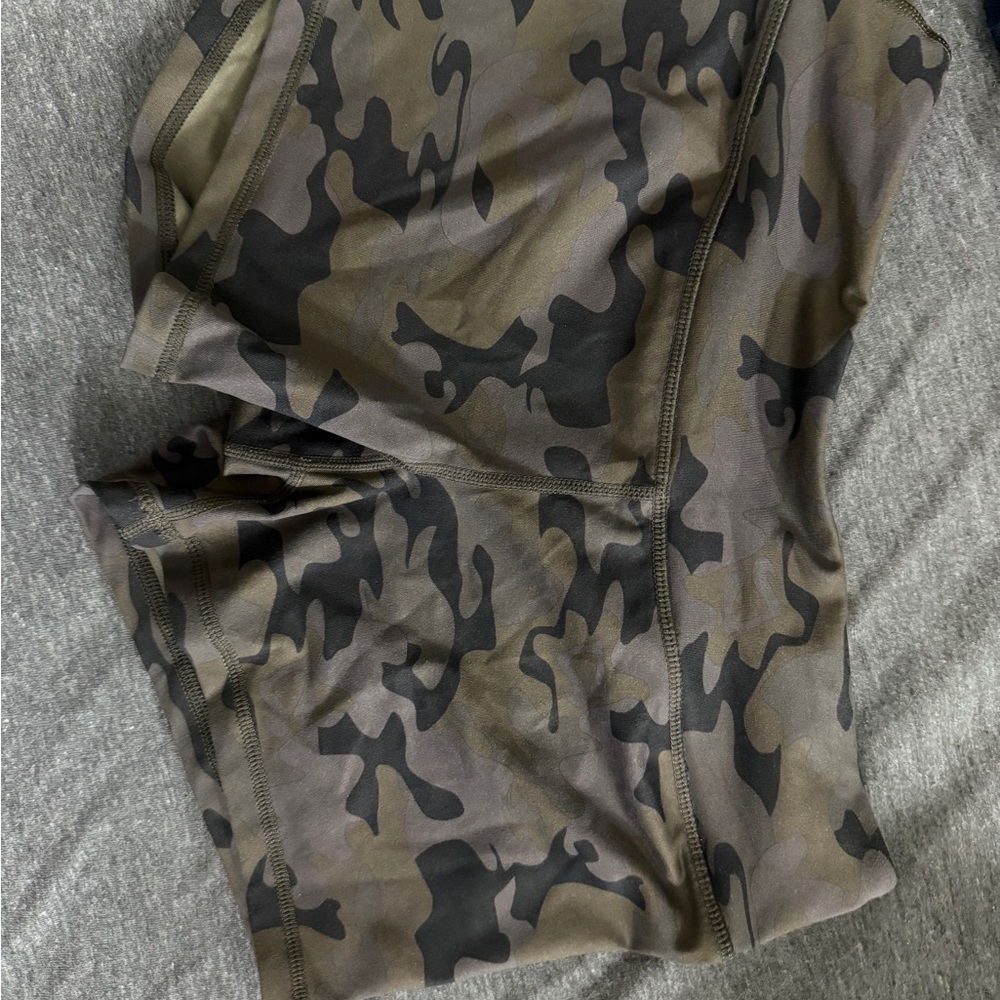 Born Primitive Camouflage shorts